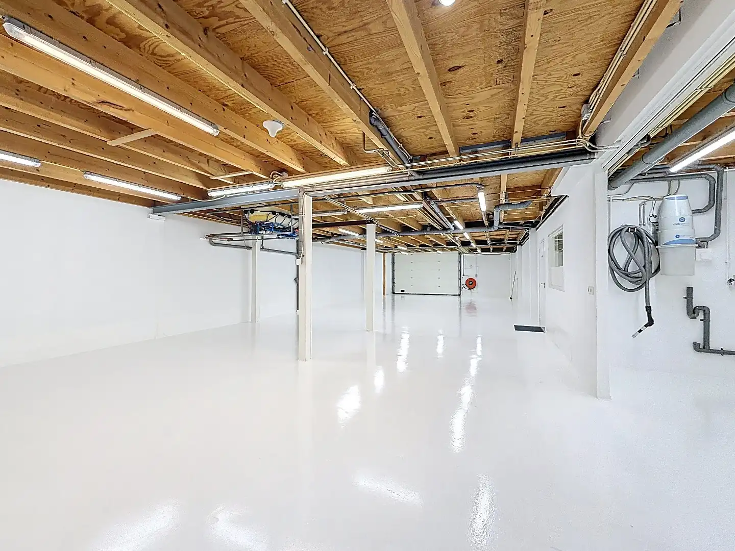 Uniek multifunctioneel object met bedrijfsruimte, kantoor, mancave en ruim appartement foto 14