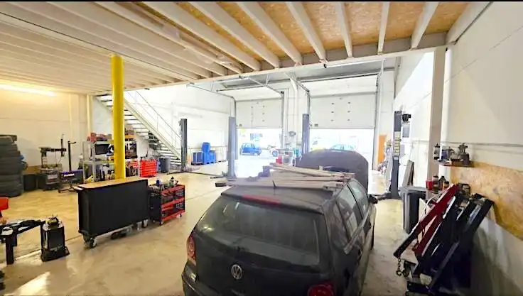 Instapklare KMO-unit (190m²) met tussenverdieping (60m²) en 2 voorbehouden parkeerplaatsen te koop in Middelkerke foto 4