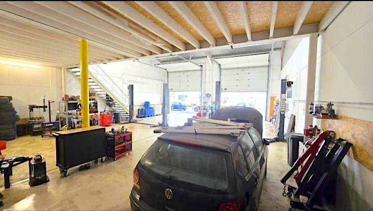 Instapklare KMO-unit (190m²) met tussenverdieping (60m²) en 2 voorbehouden parkeerplaatsen te koop in Middelkerke foto 4