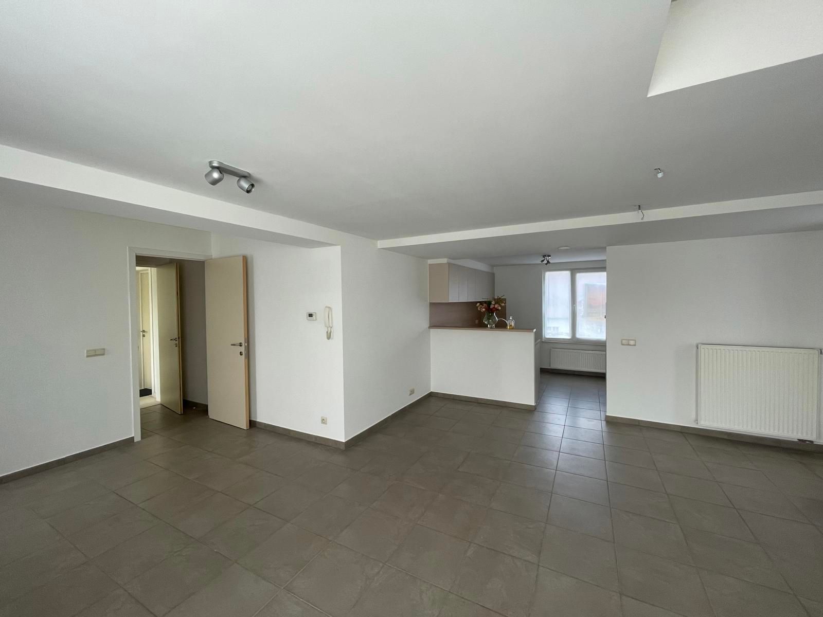 ERONDEGEM - Gerenoveerd duplexappartement met ruim terras. foto 3