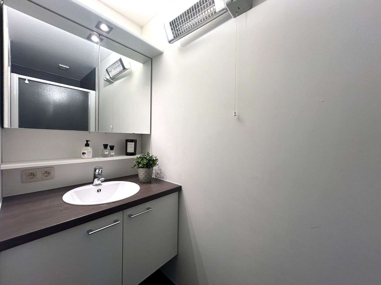 Instapklaar appartement nabij centrum Oostrozebeke! foto 10