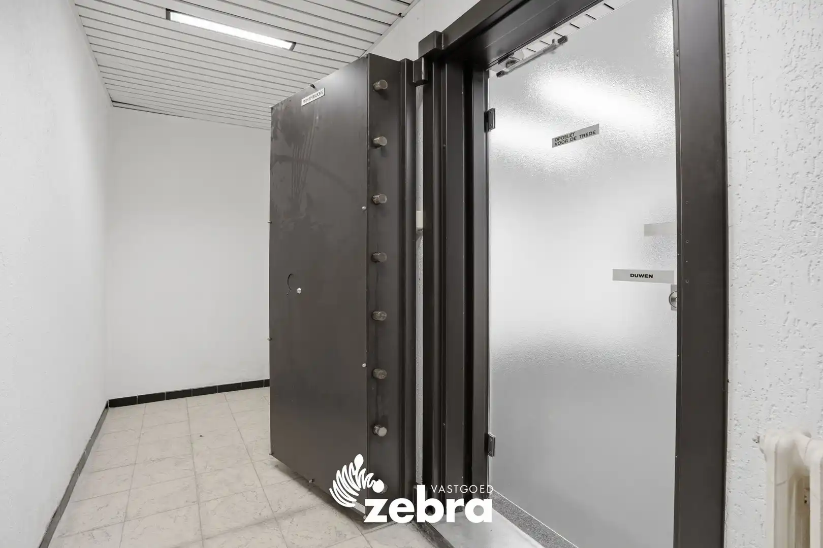 Veelzijdig handelspand met parkeerplaatsen op topligging in centrum Tielt! foto 8