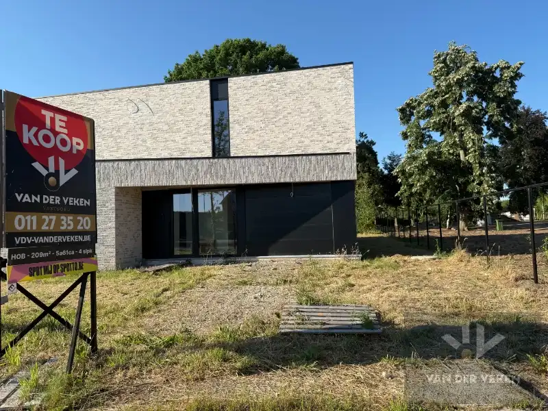 Ruime half open BEN-woning met 4 slaapkamers te bewonderen in het gezellige Kermt. foto {{pictureIndex}}