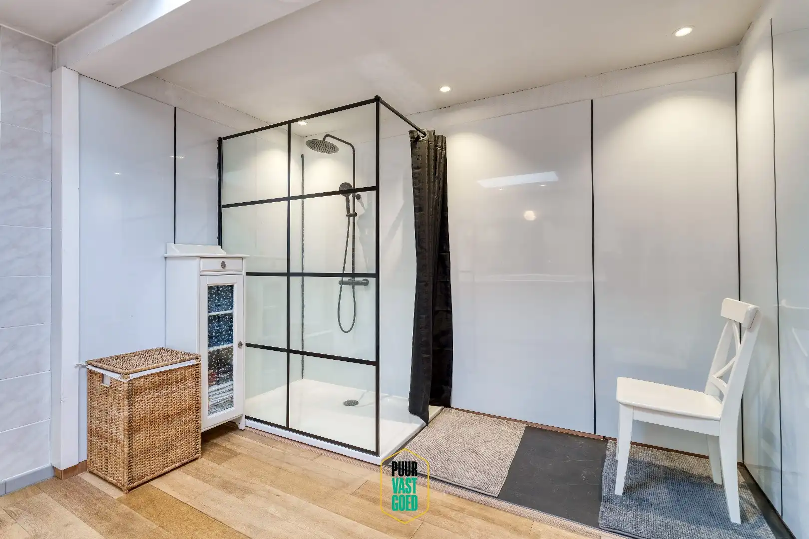 Riant appartement en studio boven grote handelsruimte  foto 11