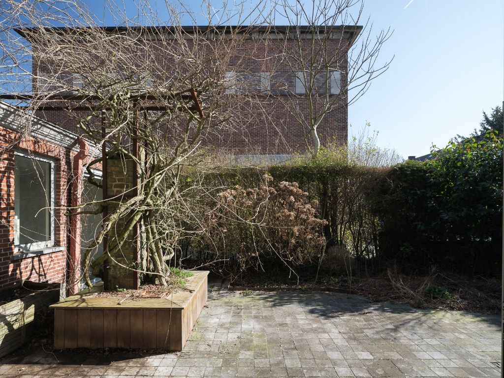 Voormalige dokterswoning met praktijkruimte en stadstuin foto 4