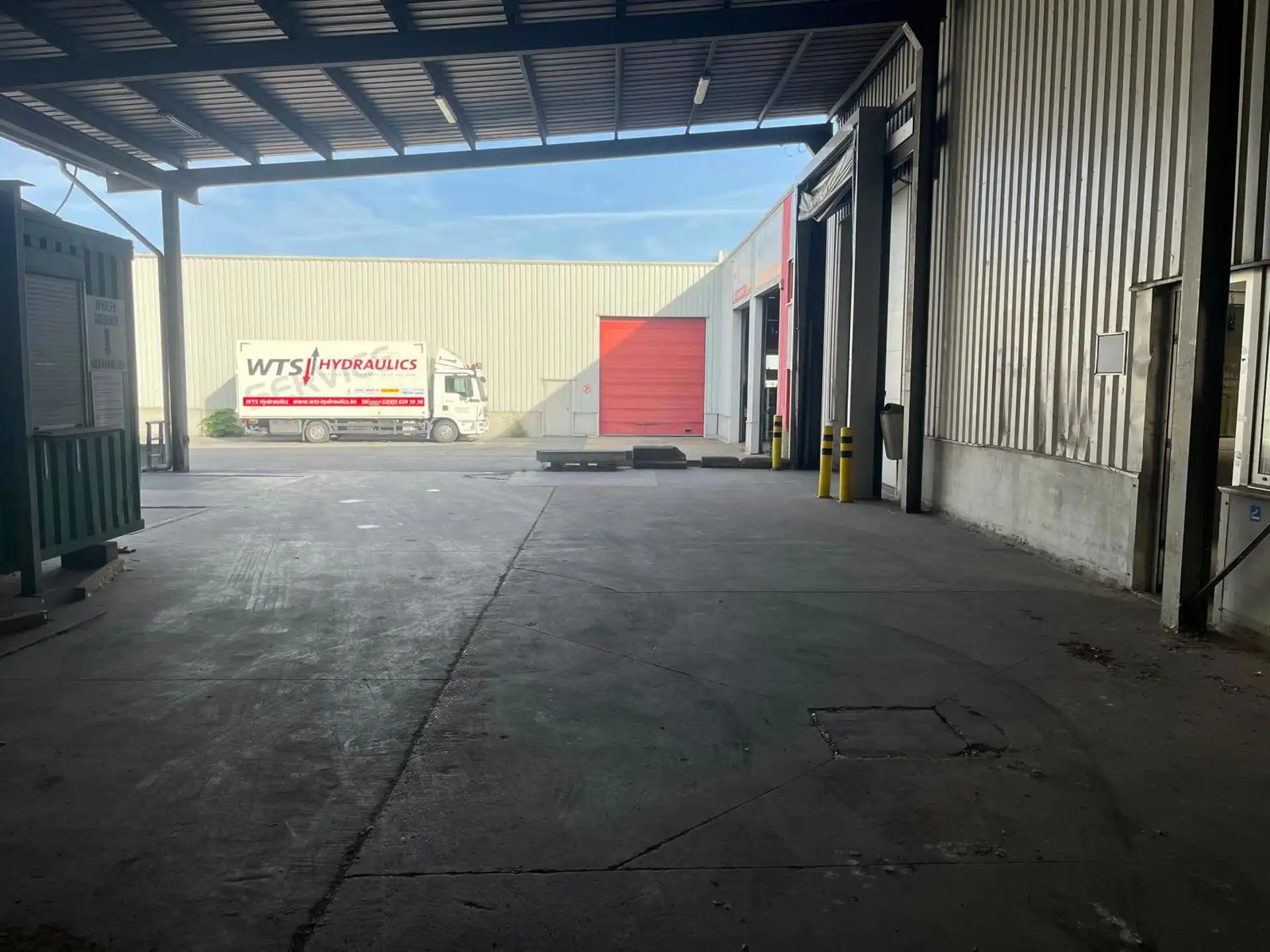 Magazijn ca.2.700m² met los- en laadzone te Merksem. foto 6