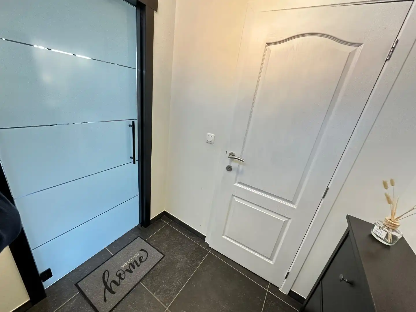 Moderne gezinswoning met drie slaapkamers en energiezuinige afwerking foto 2