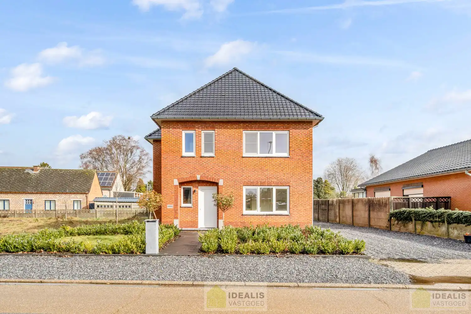 IDEALIS VASTGOED – Schitterend volledig vernieuwde woning met een heerlijke open leefruimte, luxe keuken, 3 ruime slaapkamers, twee badkamers én een ruime wasplaats! Dit heerlijke huis bevindt zich op een perceel van maar liefst 7a 94ca vlak bij het centrum van Eksel - EEN MUST VISIT! - foto 2