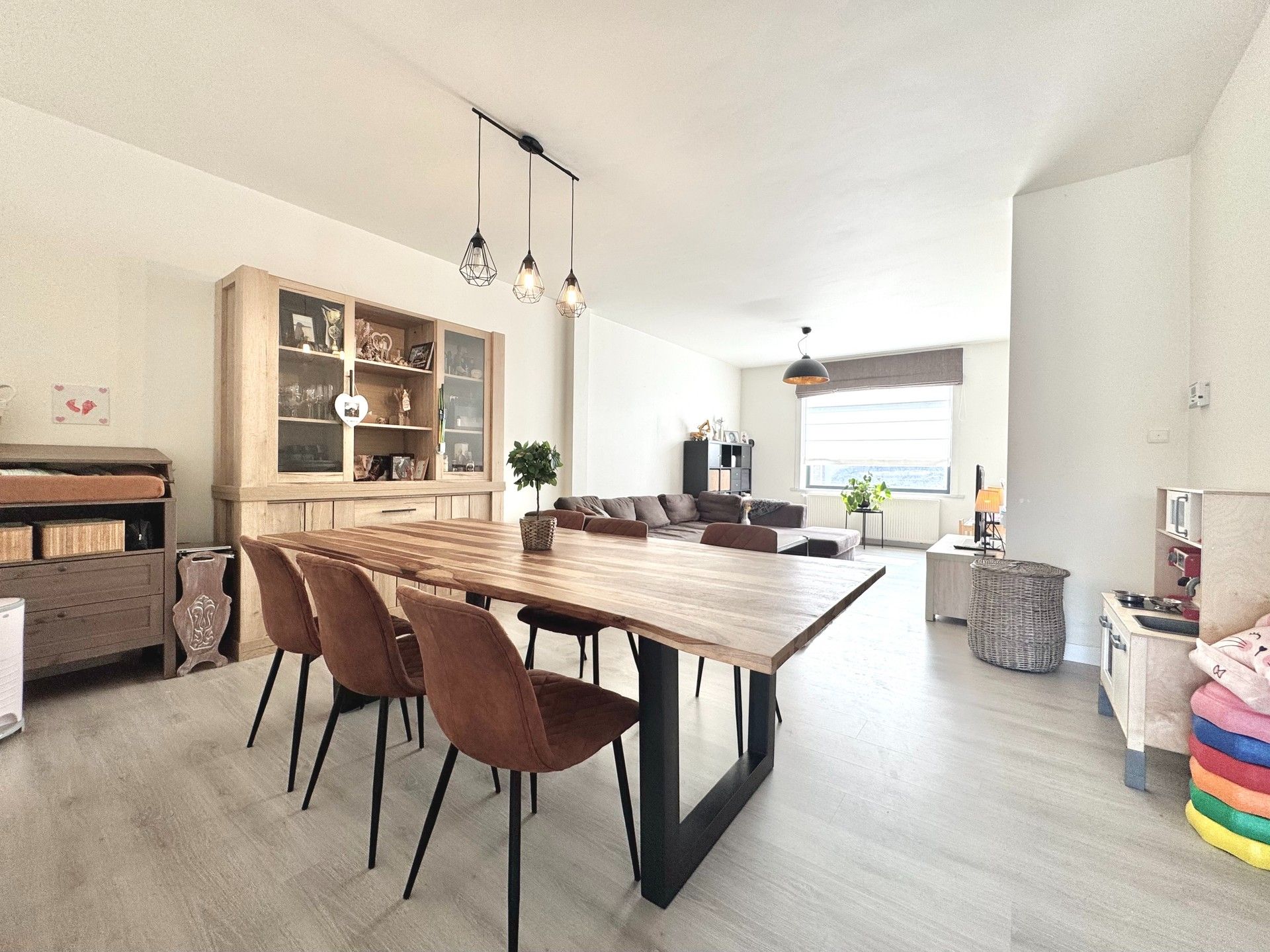 WONING MET 4 KAMERS - TUIN - GROTE CARPORT & UITWEG ACHTERAAN - 433 M² foto 8