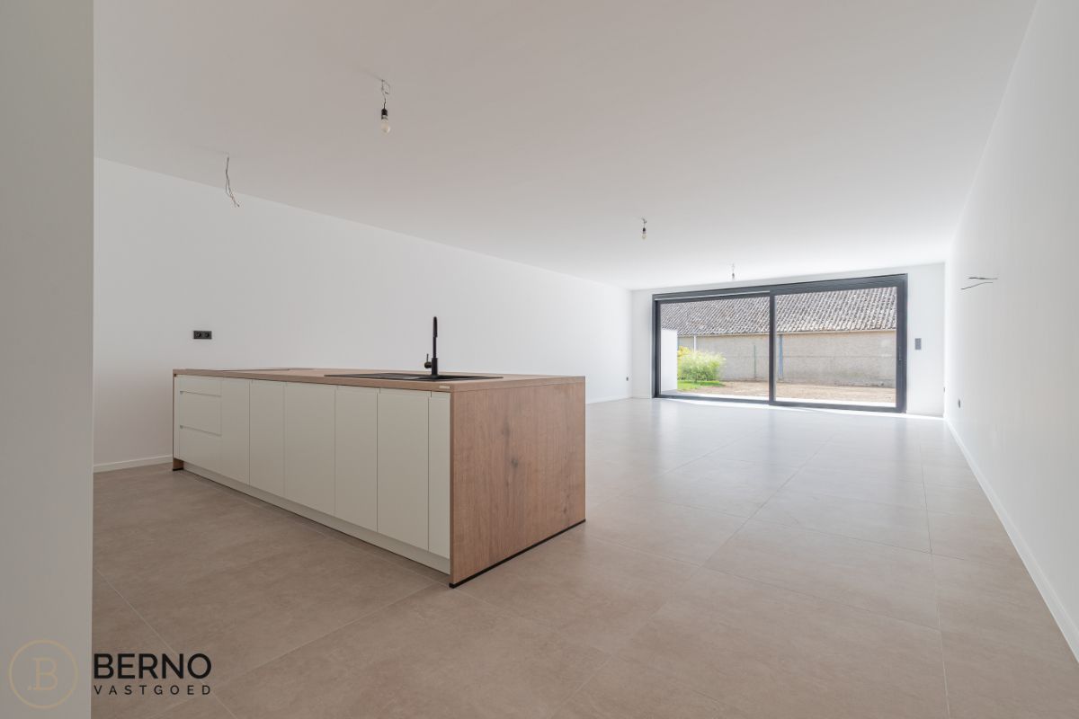 Nieuwbouwwoning met tuin foto 2
