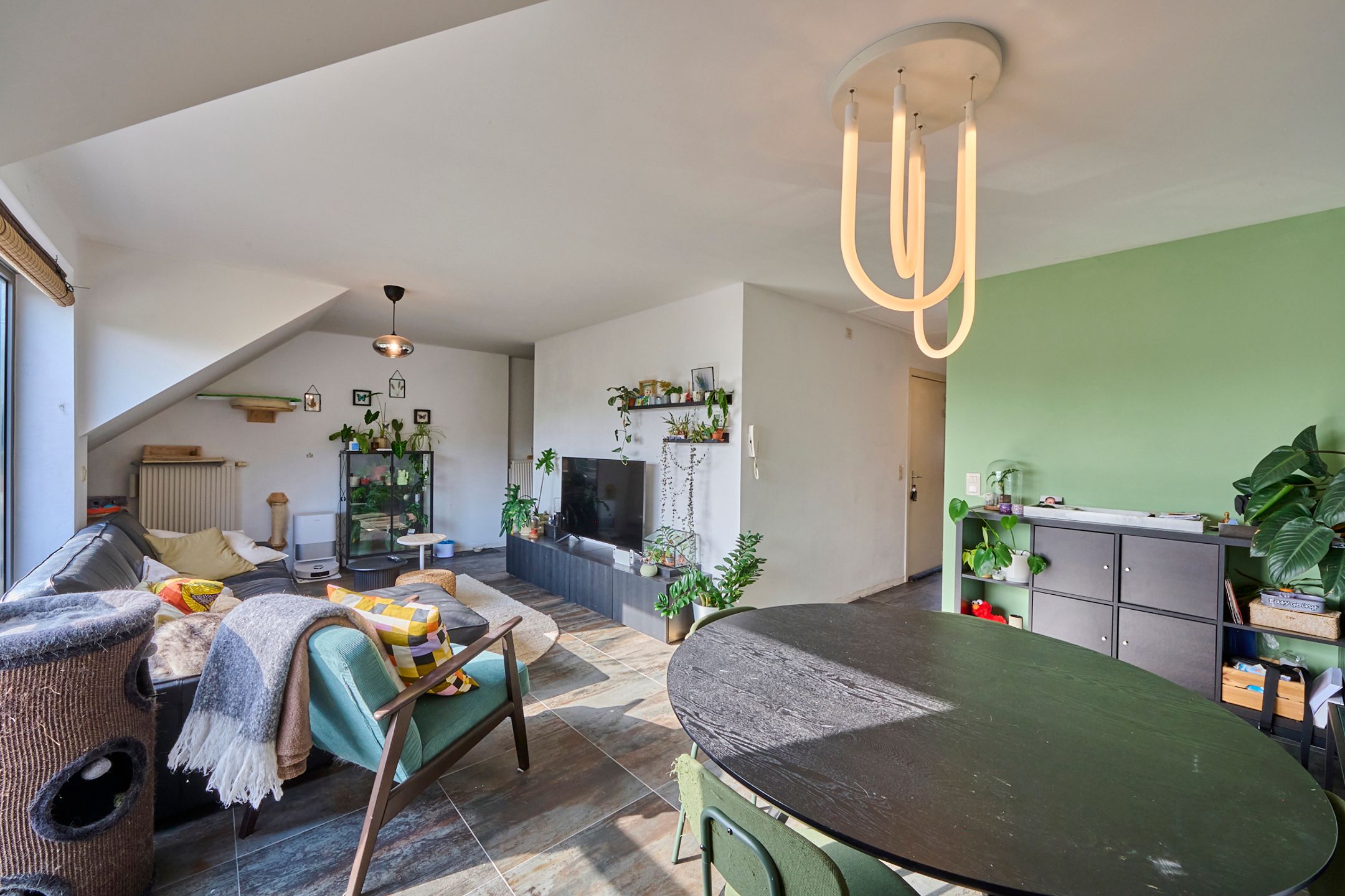 Instapklaar appartement (1 slpk), terras, carport en kelderberging foto 2