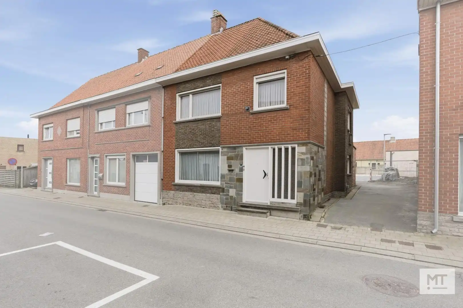 Kloeke halfopen woning met 3 slaapkamers, stadstuin en garage in centrum Meulebeke foto 2