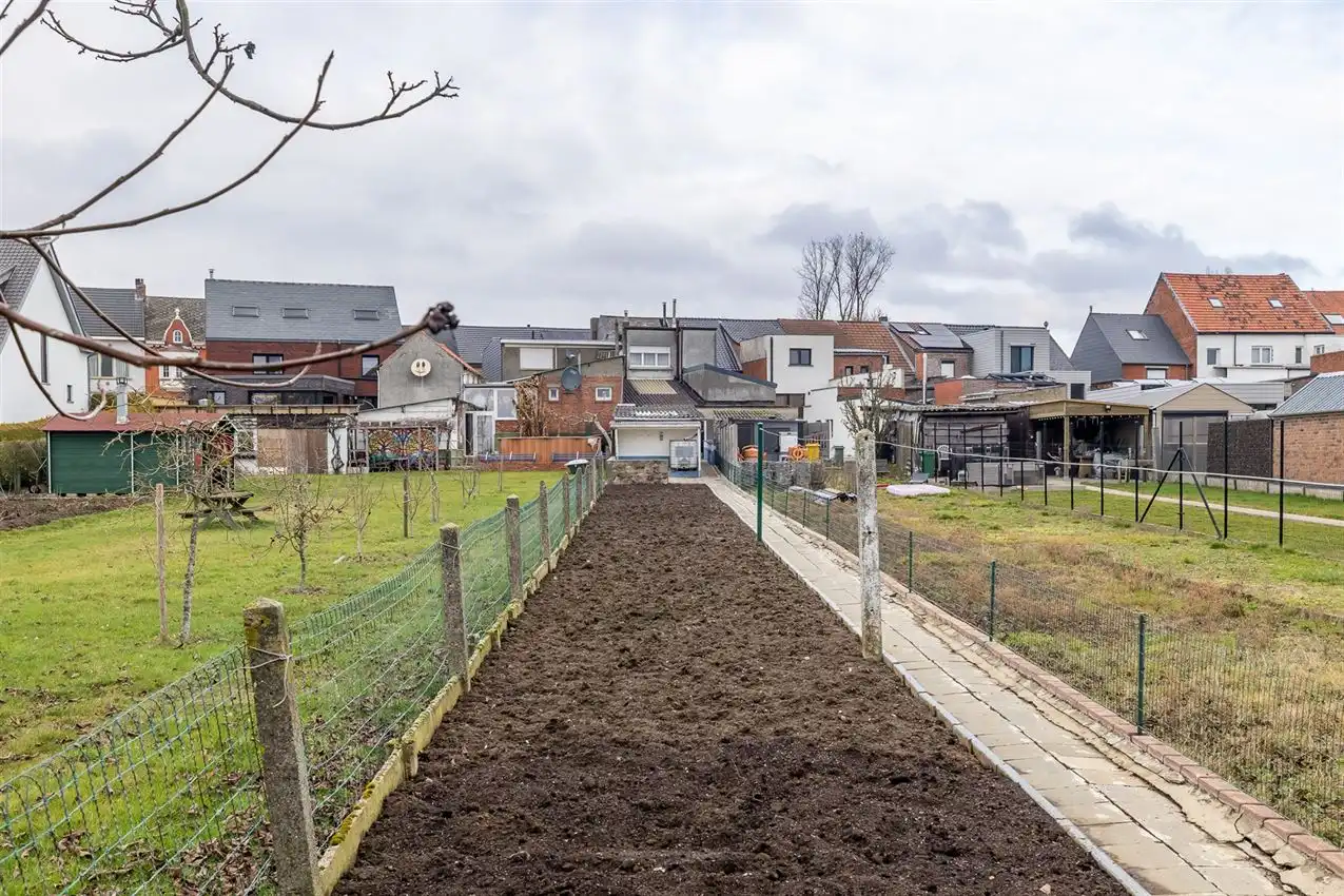 Op te frissen rijwoning, ideaal voor starters foto 3