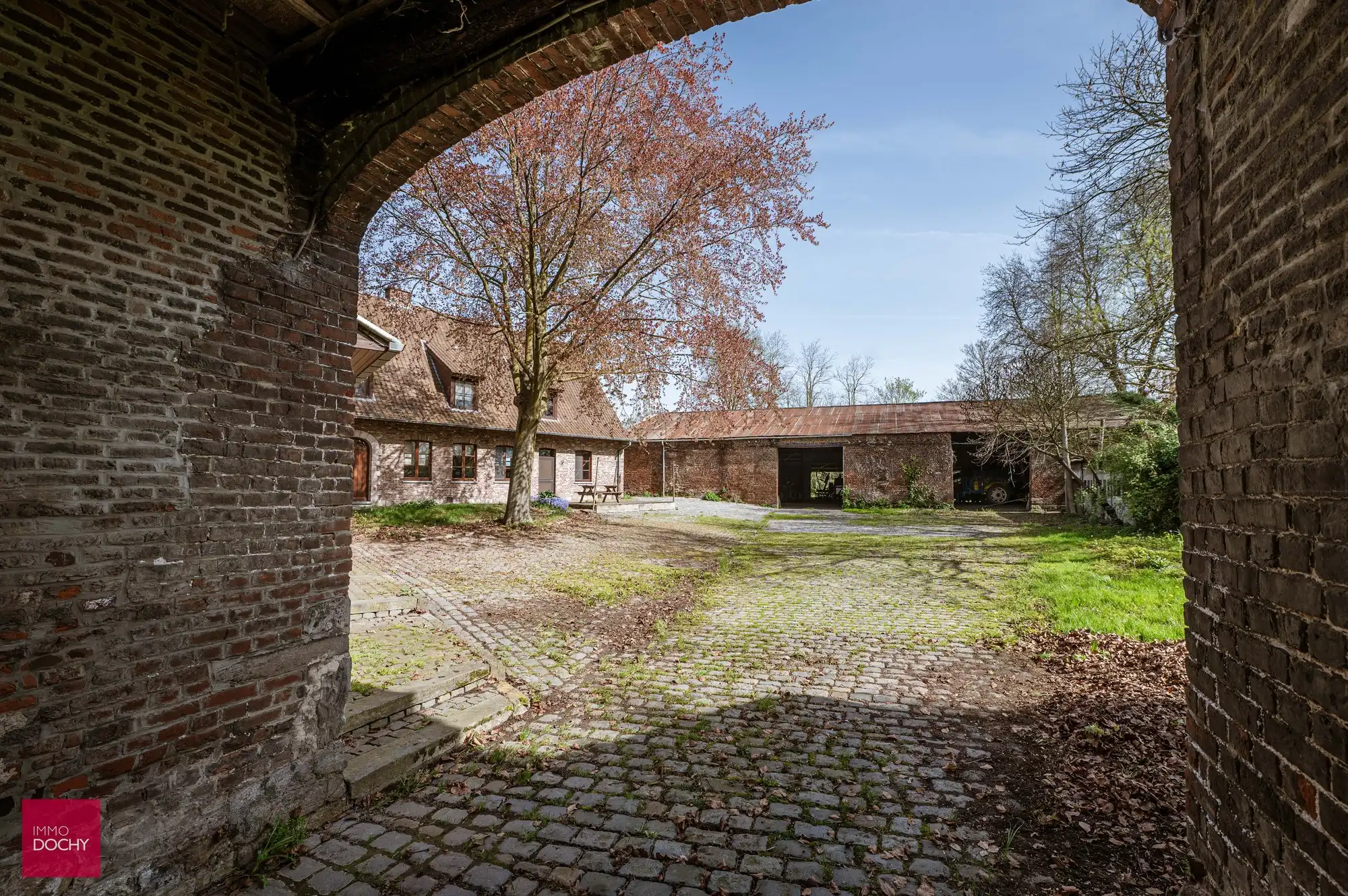 Historische omwalde hoeve met verschillende bijgebouwen foto 15