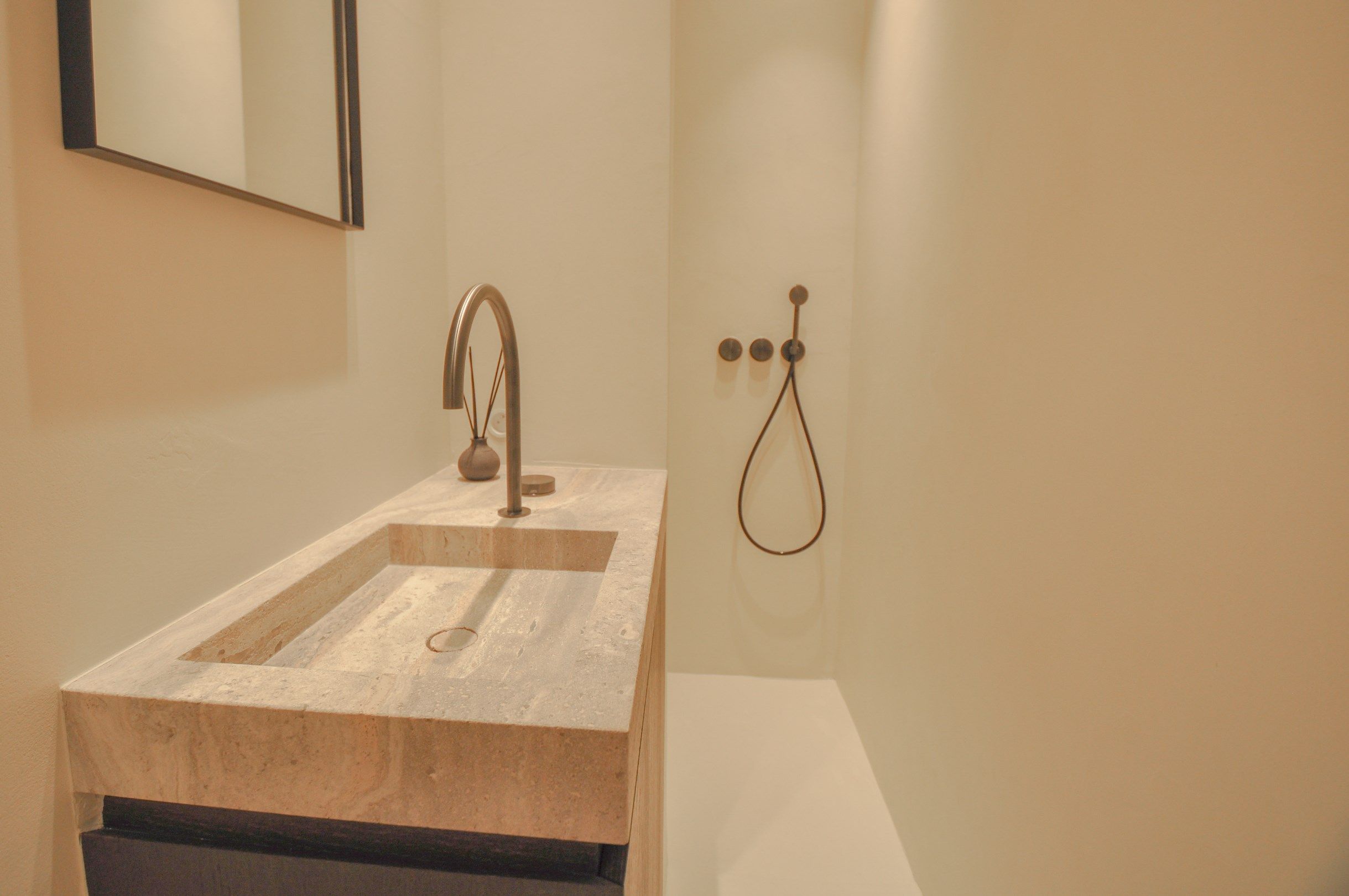 Uitzonderlijk ,tijdloos volledig gerenoveerd appartement met een open zicht . foto 35