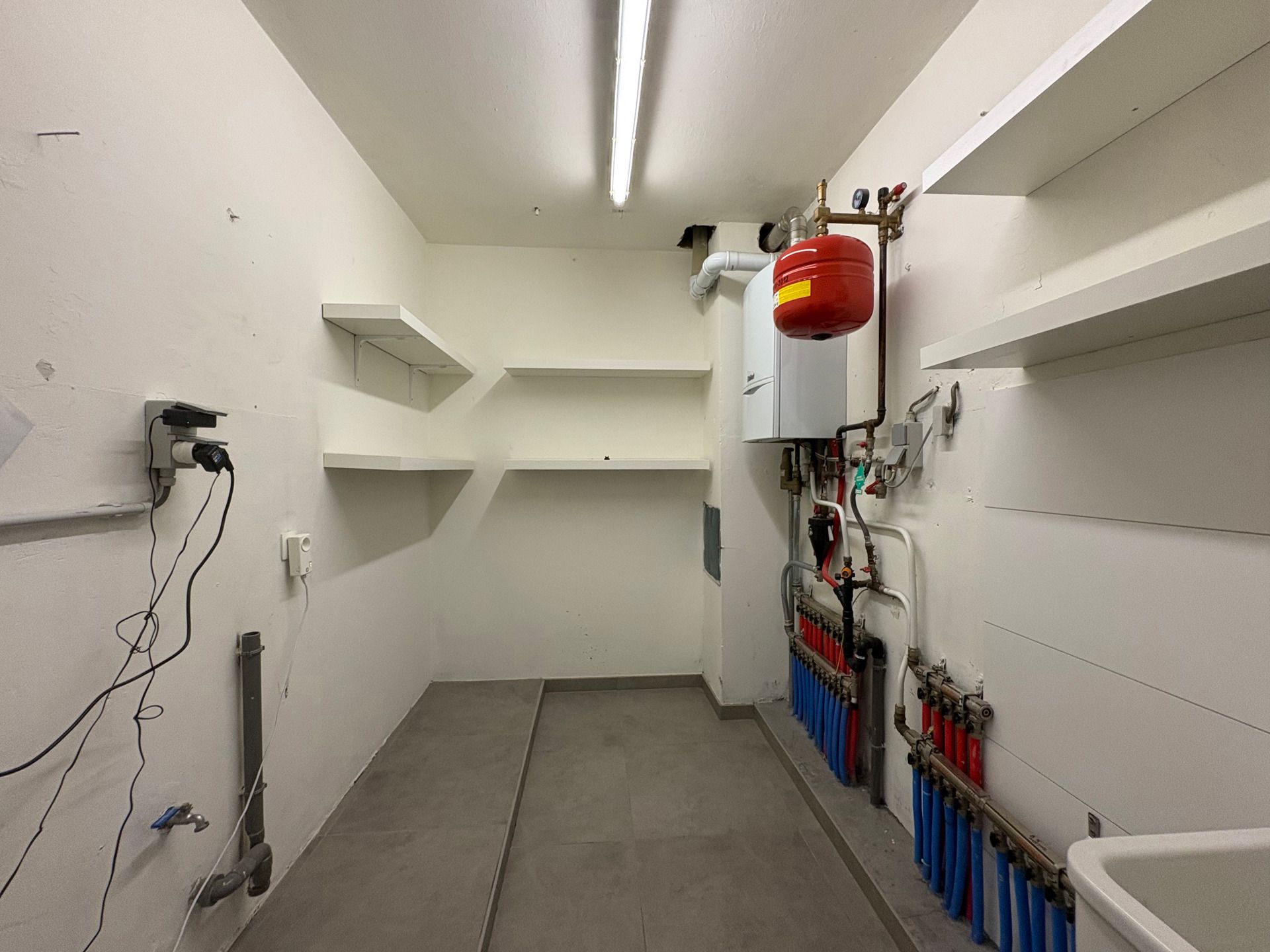 Ruime gerenoveerde woning met 5 slpks in centrum Ouwegem foto 11