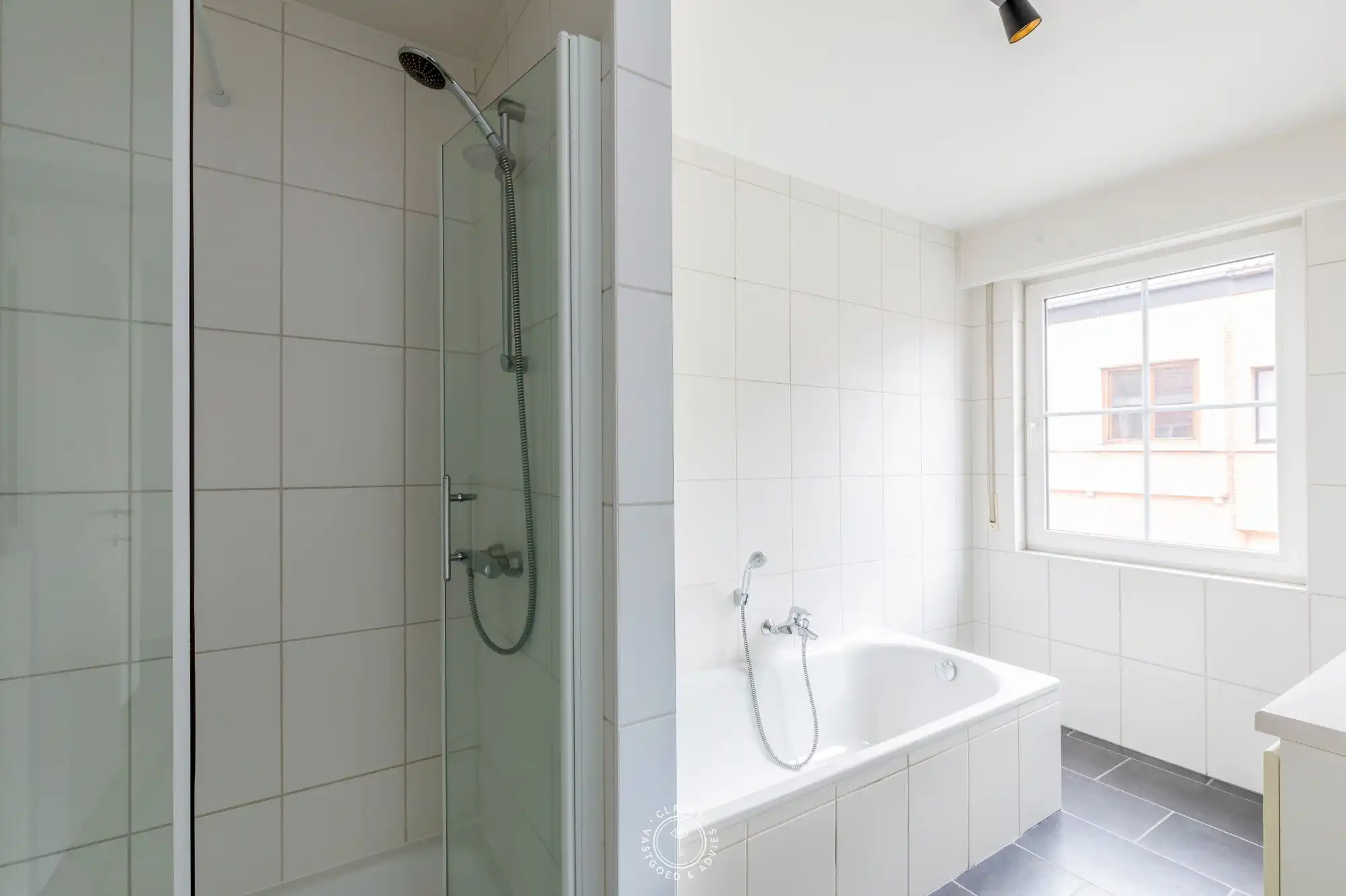 Verzorgd 2 slaapkamer appartement met ruim terras en autostaanplaats foto 12
