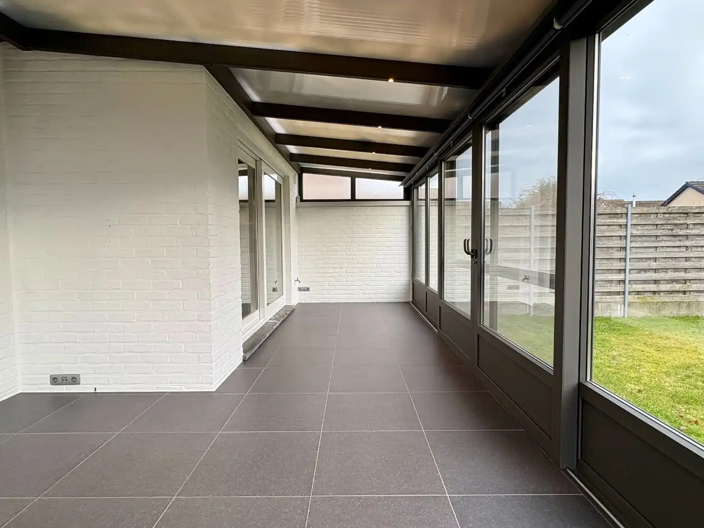 Recentbouw op uiterst rustige ligging met 3 slks, inpandige garage en grote oprit. foto 8