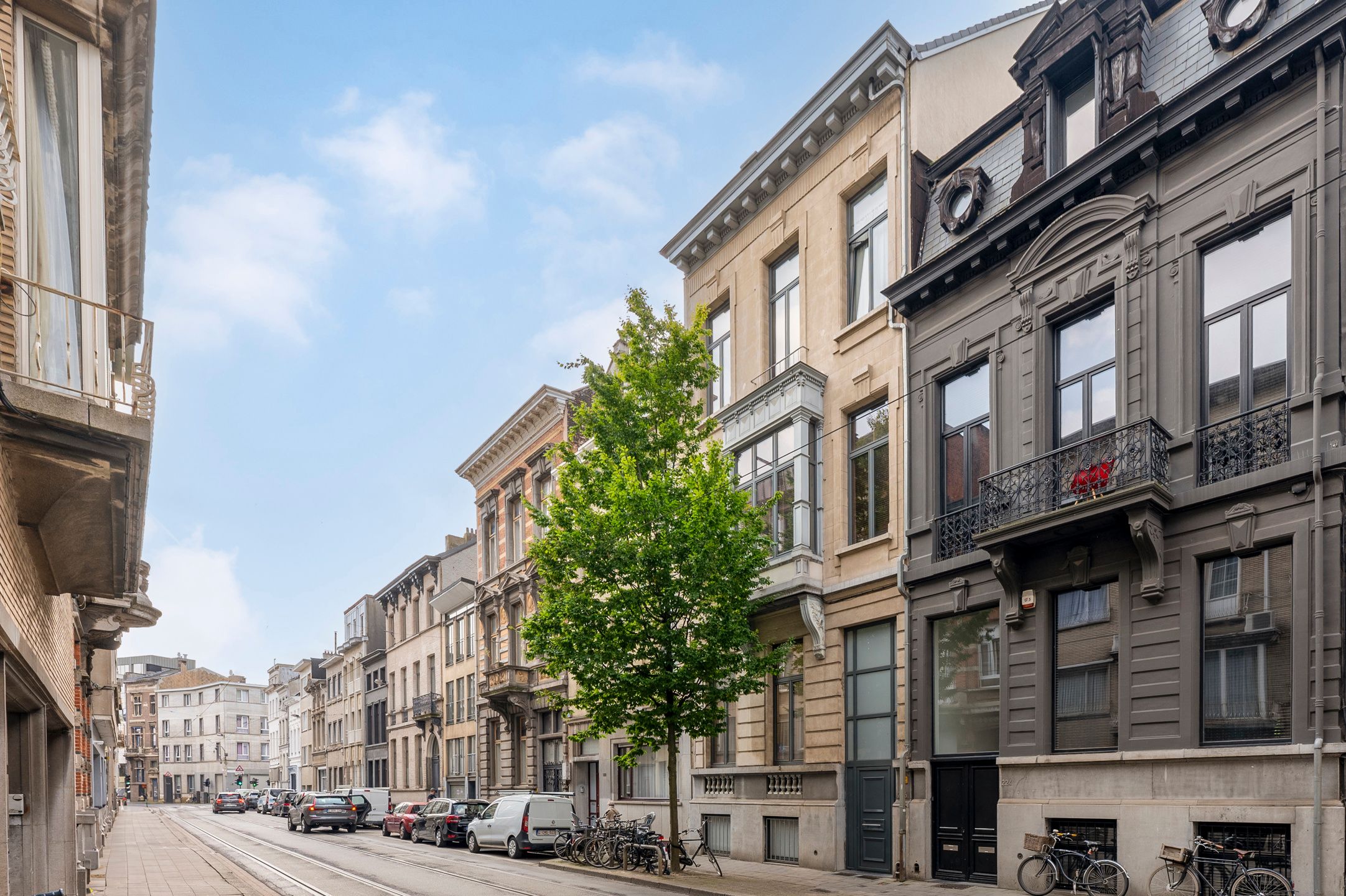 ANTWERPEN - Riant herenhuis met praktijkruimte en tuin foto 16