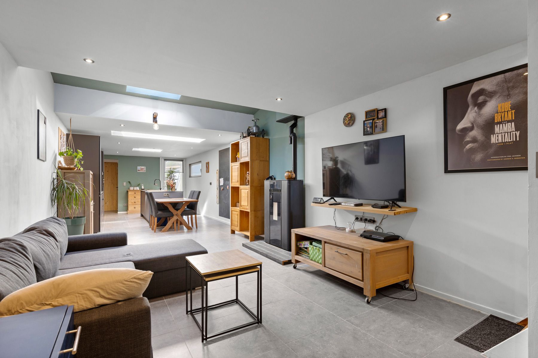 Instapklare gerenoveerde starterswoning met 2 slpks en oostgerichte tuin (500m2) foto 2