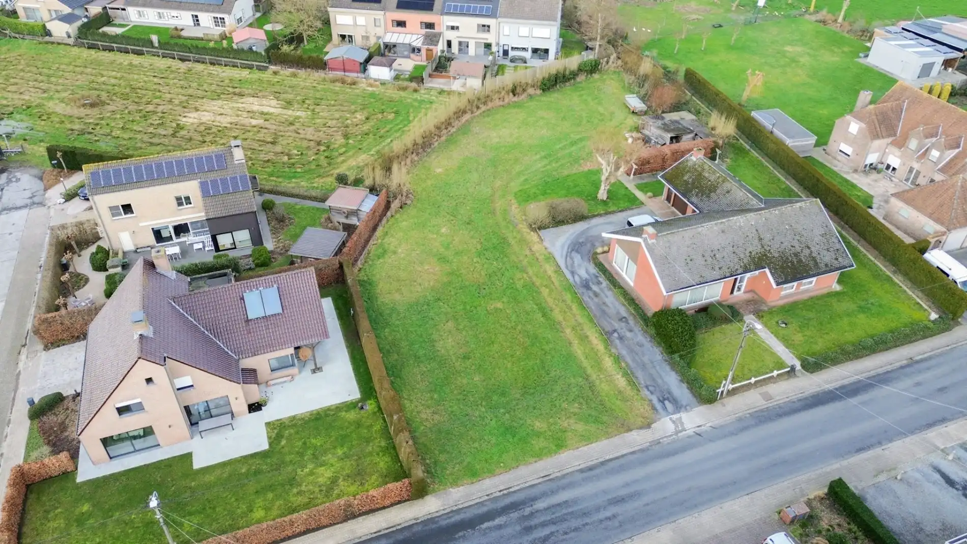 Mooi perceel bouwgrond (590 m²) op topligging in Torhout. foto {{pictureIndex}}