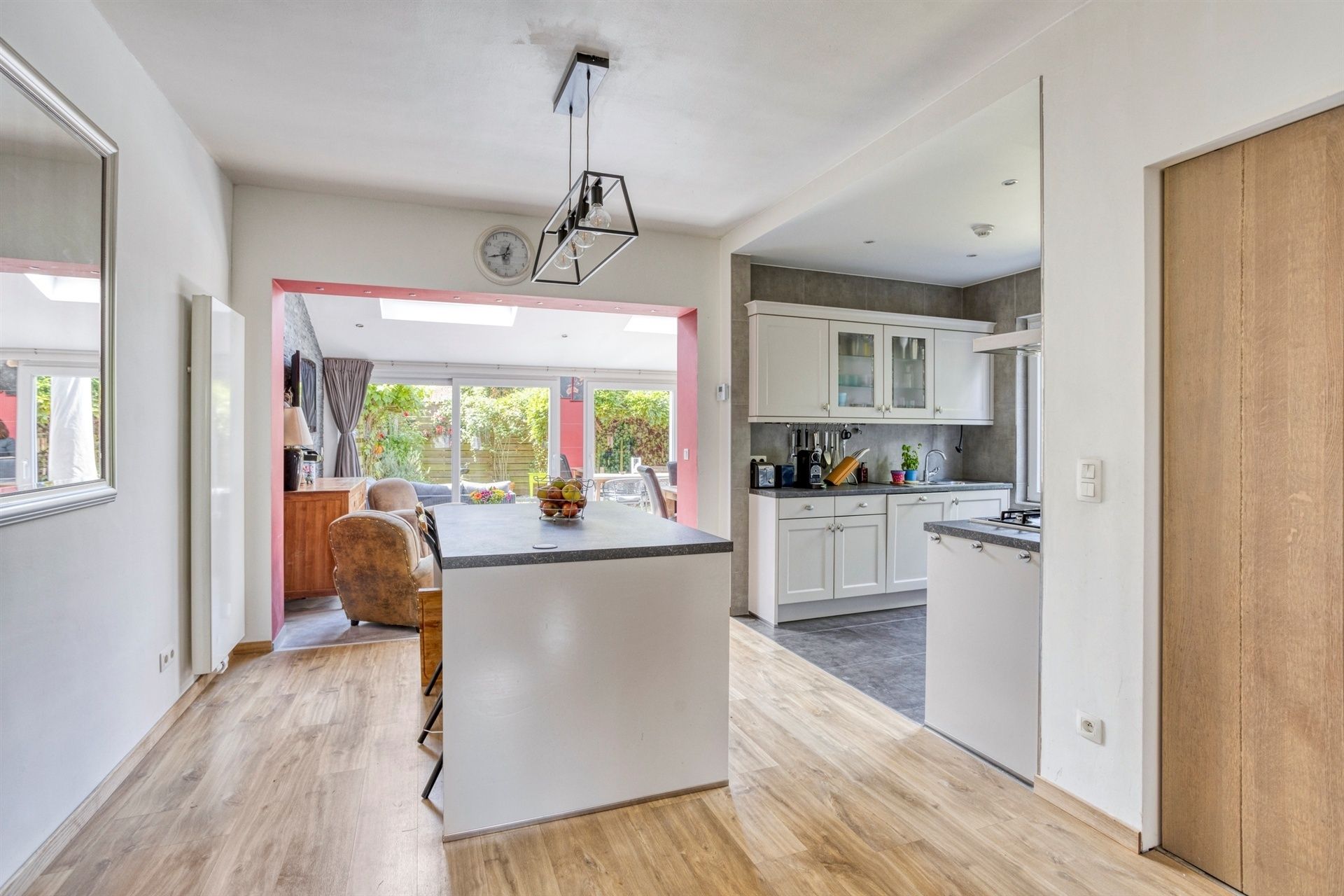 Gerenoveerde woning met 3 kamers en ZW-gerichte tuin foto 4