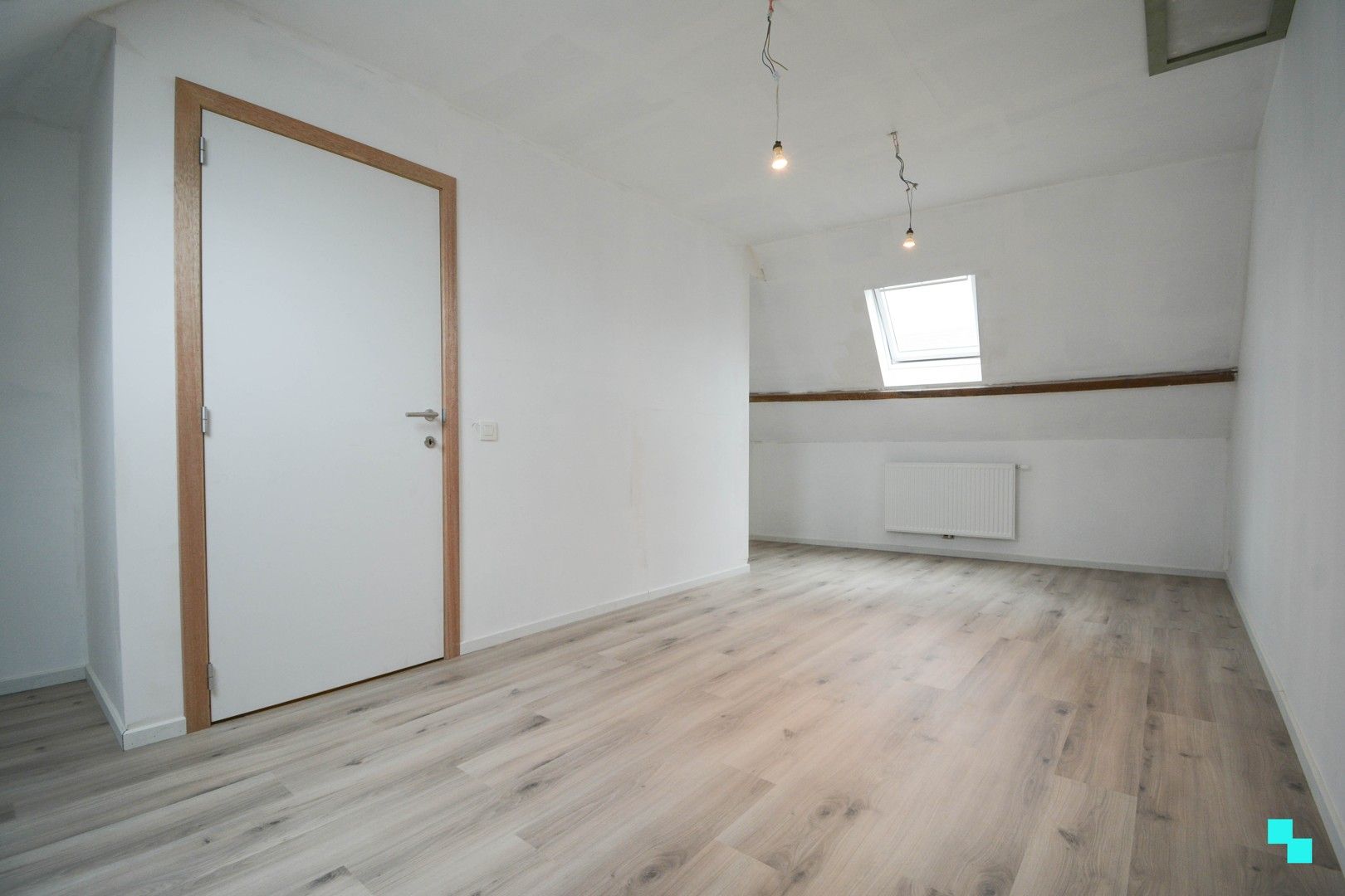 Totaal gerenoveerde woning met garage te centrum Roeselare foto 26