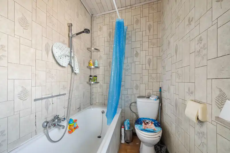 Hooglede- Opbrengsteigendom van 3 verhuurde sterk gebouwde woningen met 3 slaapkamers in het centrum van Hooglede gelgen. Deels al vernieuwd. Potentieel met tuinen en parking. foto 6