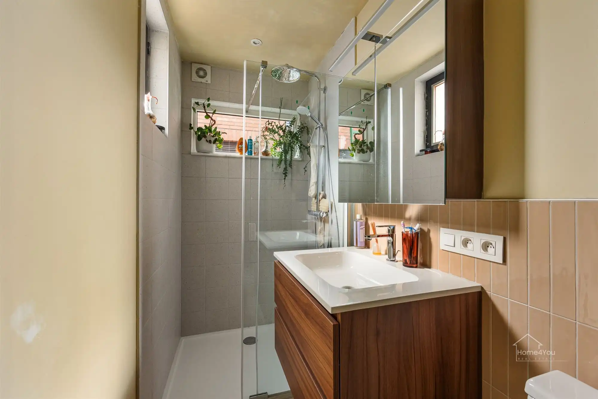 Instapklaar rijhuis met 2 slpk, vernieuwde keuken & badkamer foto 10