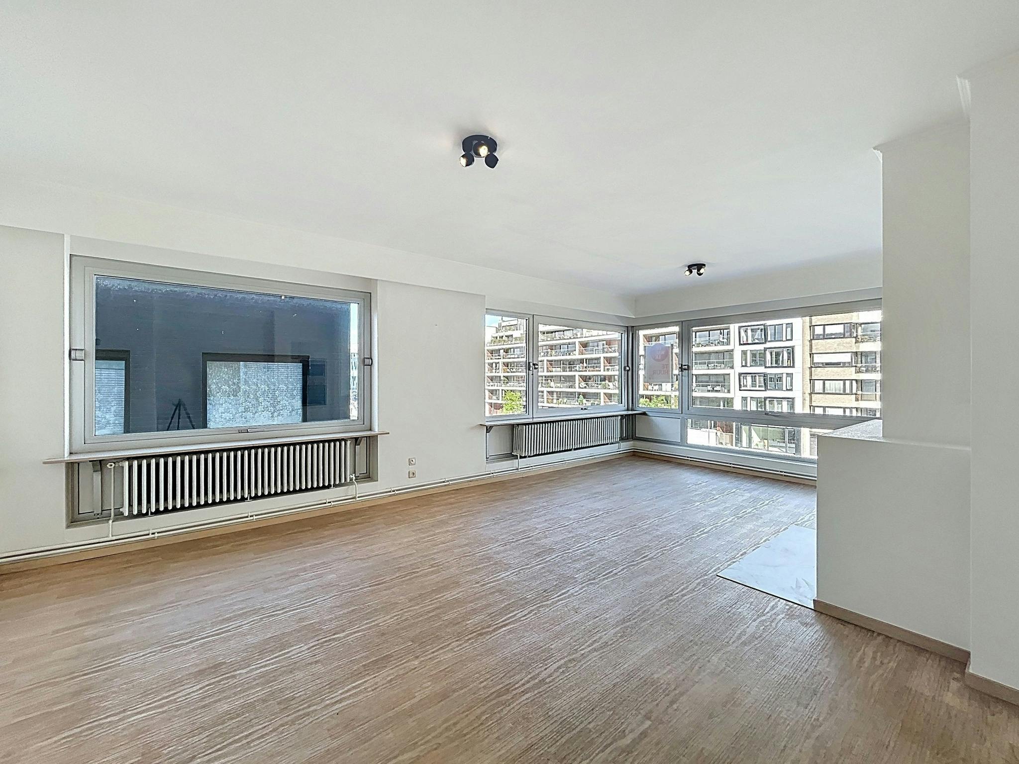 Ruim gerenoveerd appartement te huur aan de Leie te Kortrijk foto 3
