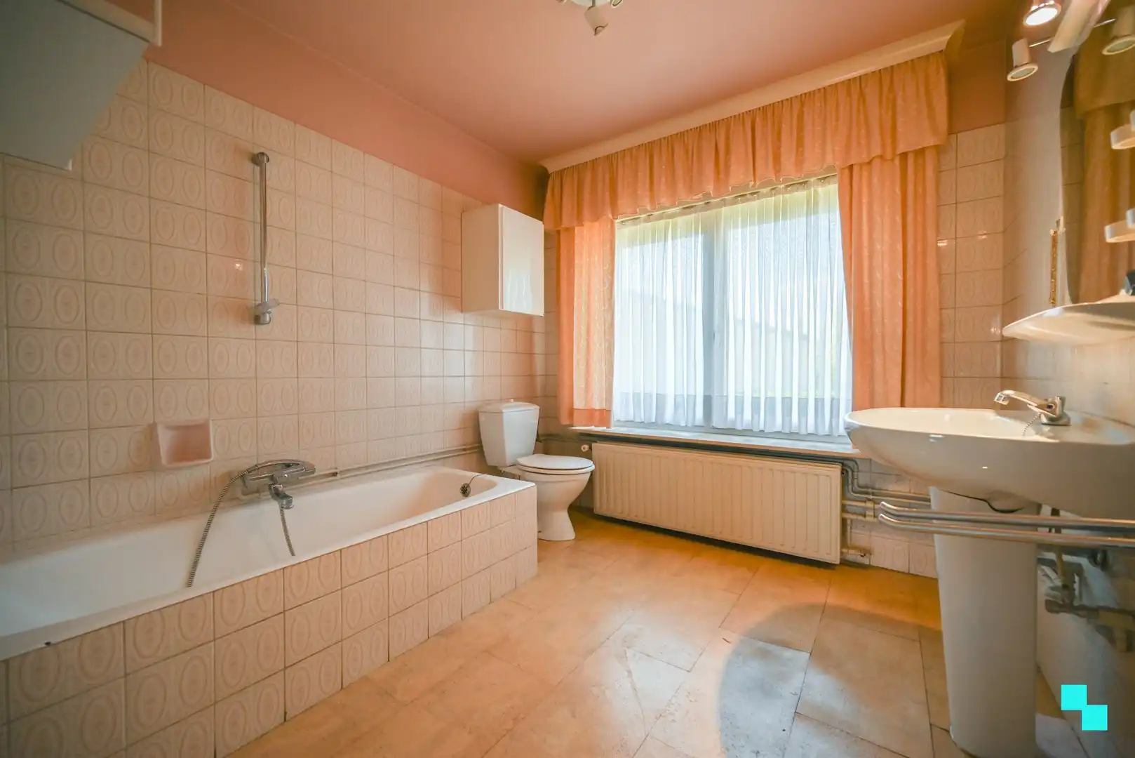 Zeer ruime te renoveren woning met vijf slaapkamers te Bosmolens foto 27