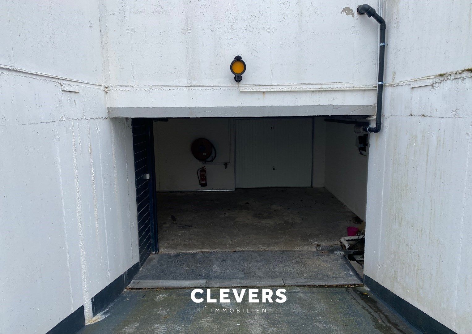 Afgesloten garagebox in klein garagecomplex foto 6