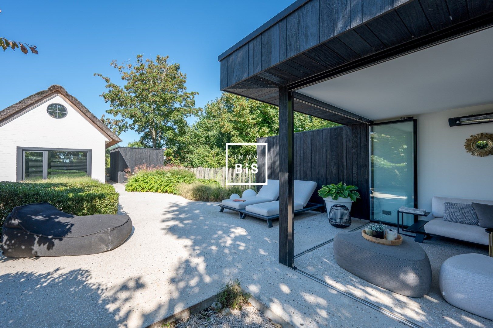 Unieke alleenstaande villa verscholen in een rustige laan te Knokke foto 6
