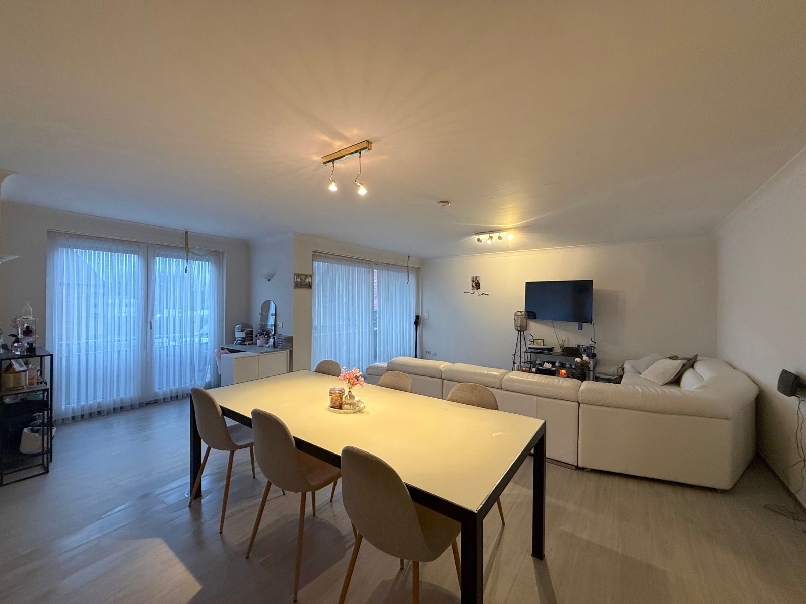 Ruim appartement met 2 slaapkamers, terras en garage foto 7