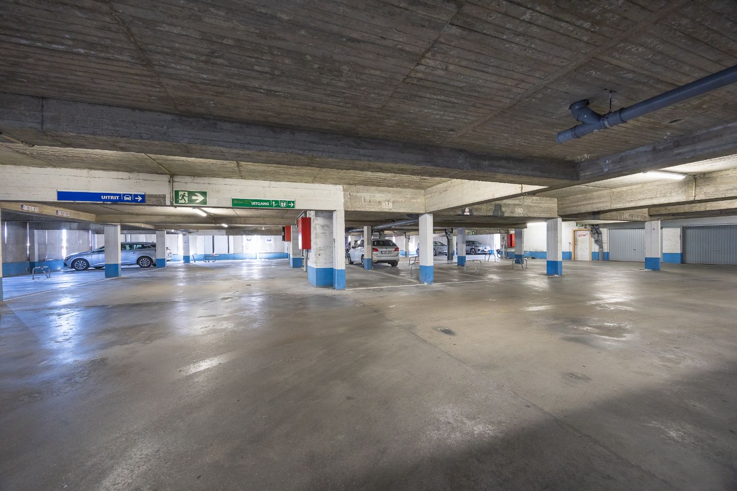 Overdekte parkeerplaats in het europacentrum foto 4