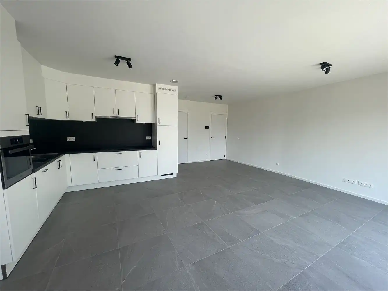 Recente woning met inpandige garage, terras en kleine tuin foto 7