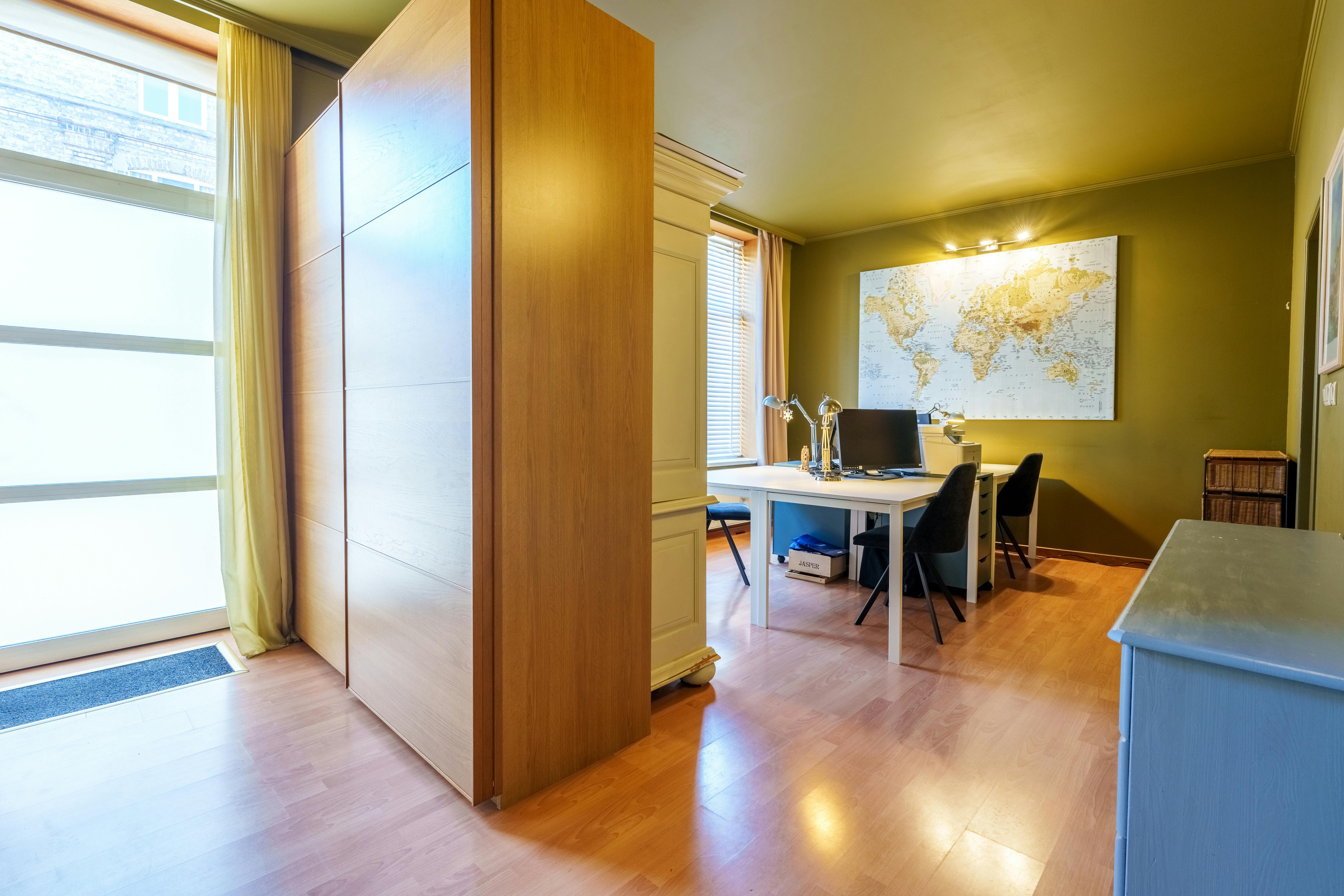 Uniek herenhuis in hartje Ieper met 8 slaapkamers en 7 badkamers  foto 11