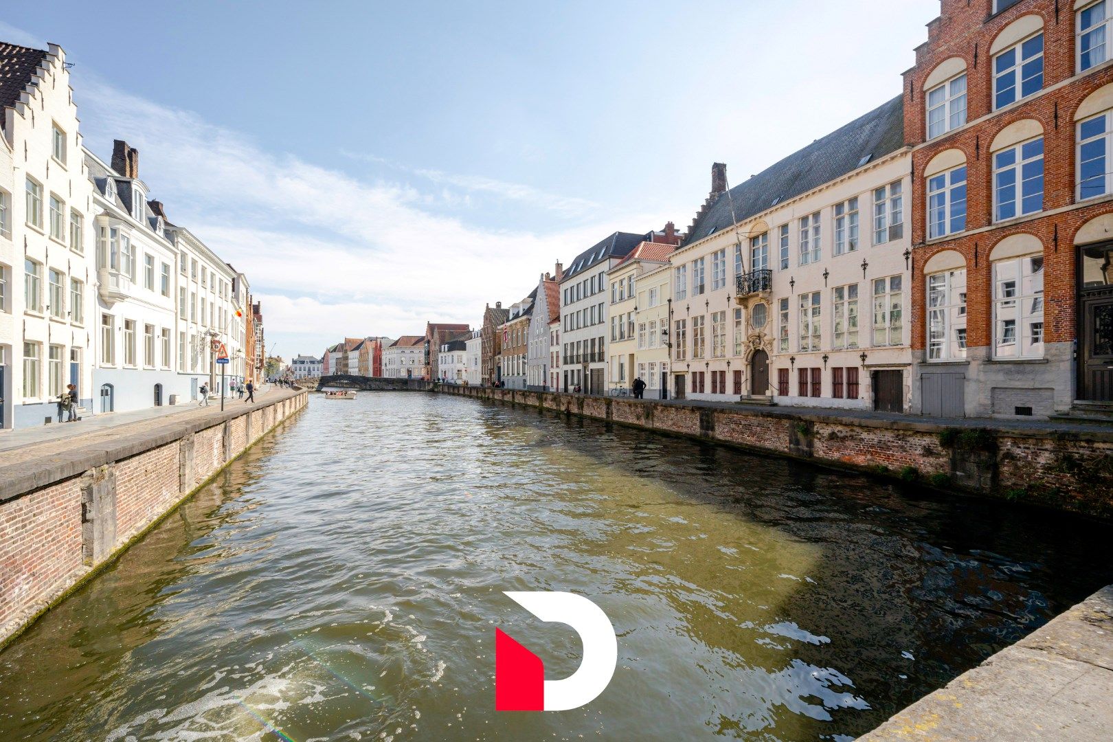 Karaktervolle / historische burgerwoning op het Jan Van Eyckplein te Brugge. foto 2