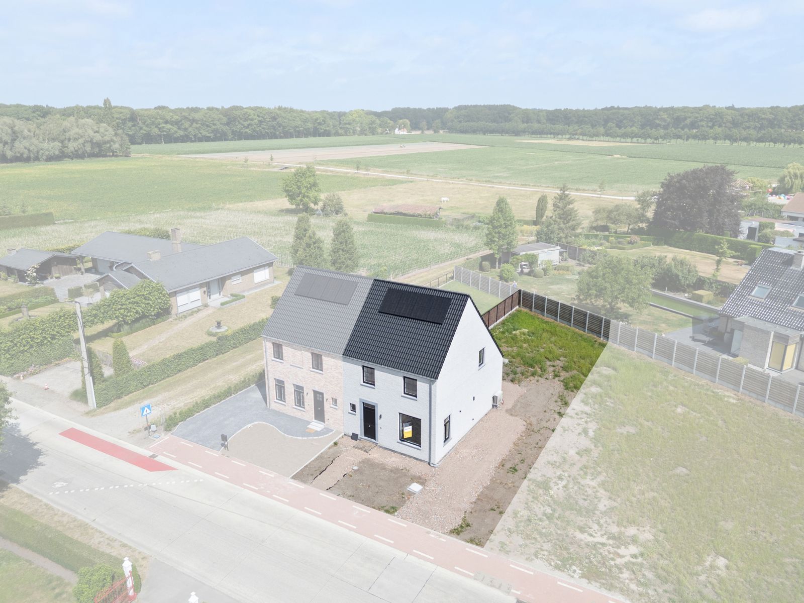 Landelijke, halfopen woning foto {{pictureIndex}}