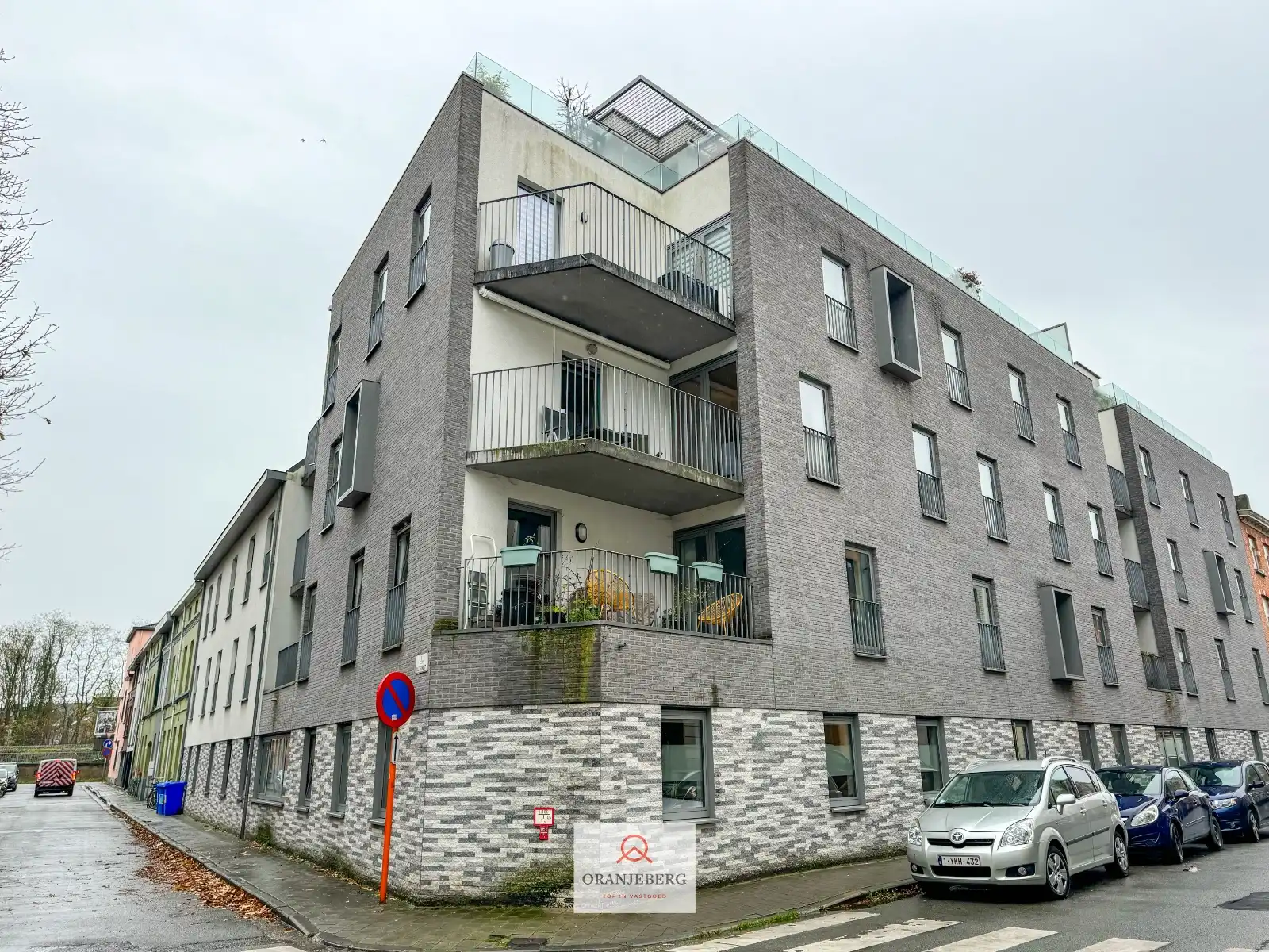 Nieuwbouw autostaanplaats te huur in afgesloten parkeergarage nabij Gent centrum foto 2