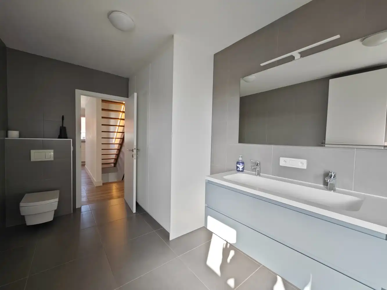 Volledig gerenoveerde stadswoning met 3 slpks en voll. aangelegde tuin foto 24