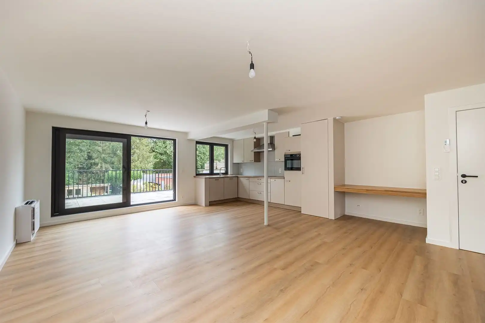 Gloednieuw gerenoveerd 2-slaapkamerappartement met groot terras foto {{pictureIndex}}
