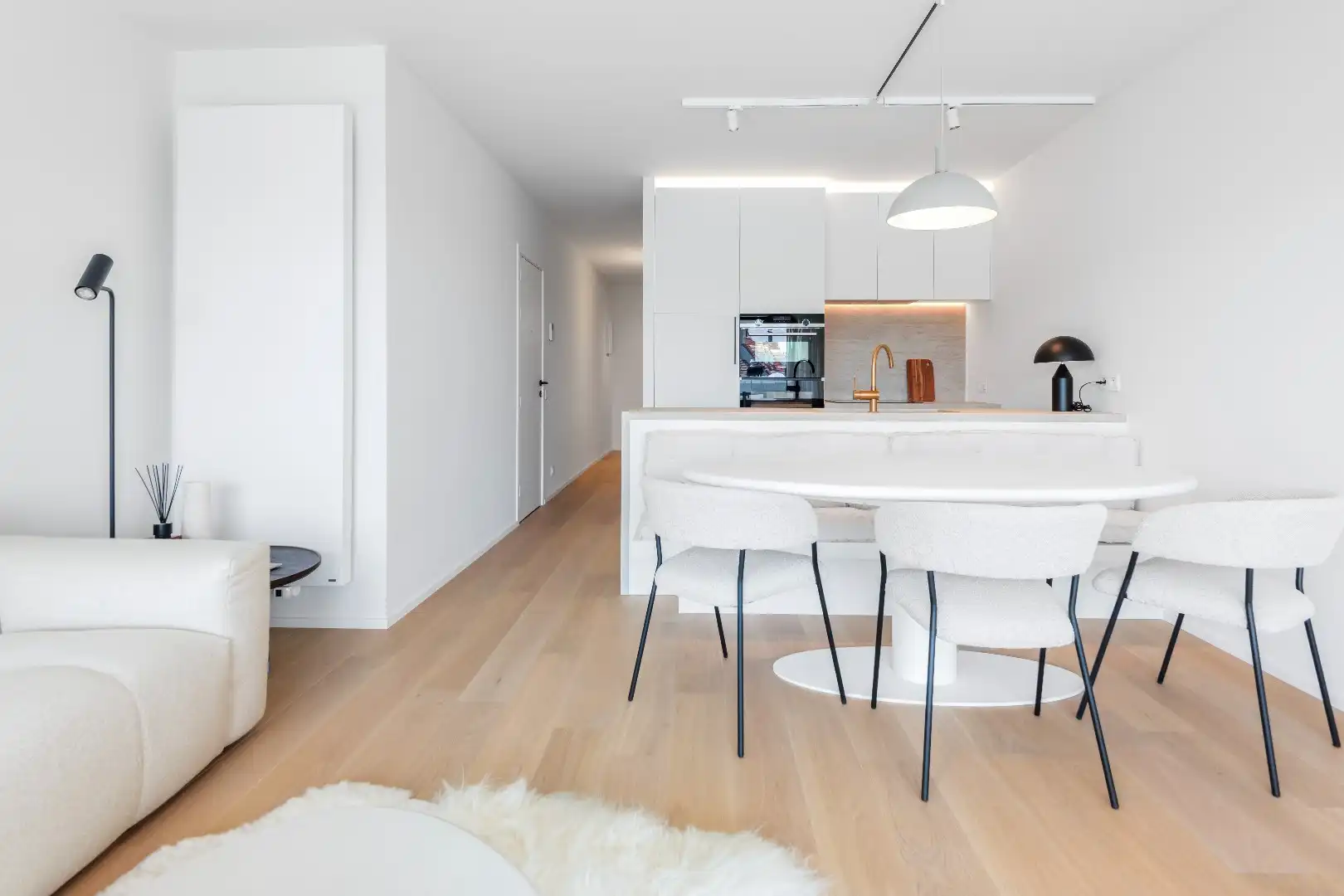 Luxueus vernieuwd appartement, gelegen in de Kustlaan, tussen het Van Bunnenplein en het Lichttorenplein. foto 11