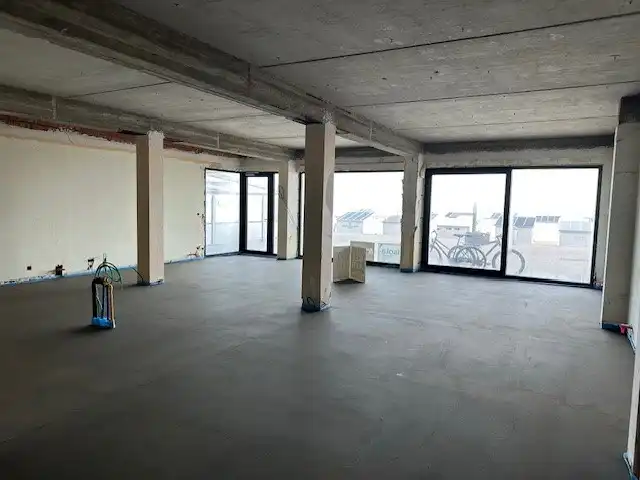 Handelspand  op topligging  .  Strandplein.   Ruim 200 m2  .       Tegen 1 juni volledig nieuw afgewerkt.   Zowel te koop of te huur.   foto 24