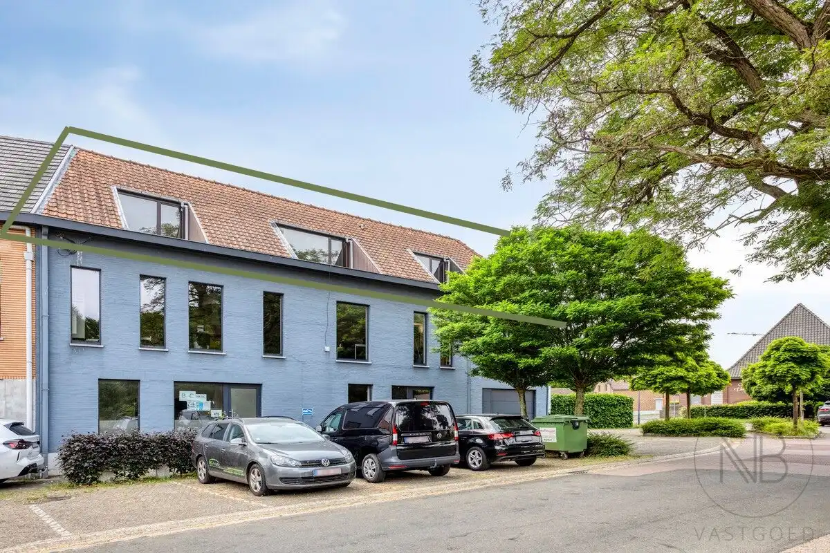 Te renoveren appartemtent met garage te koop! foto {{pictureIndex}}