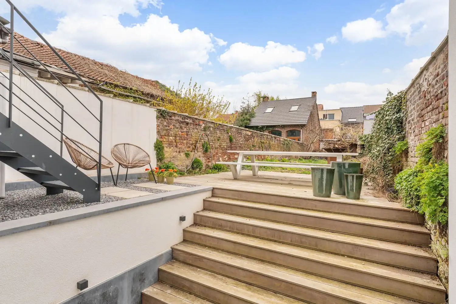 Prachtig gerenoveerd en energiezuinig herenhuis met 5 slaapkamers, 2 badkamers en een tuin op een toplocatie nabij het station van Leuven! foto 13