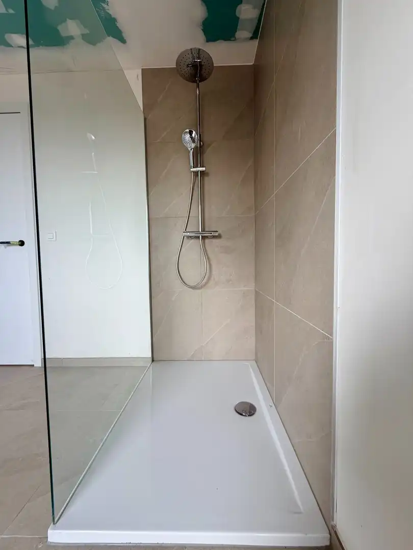 Uitzonderlijk ruime halfopen woning! foto 25