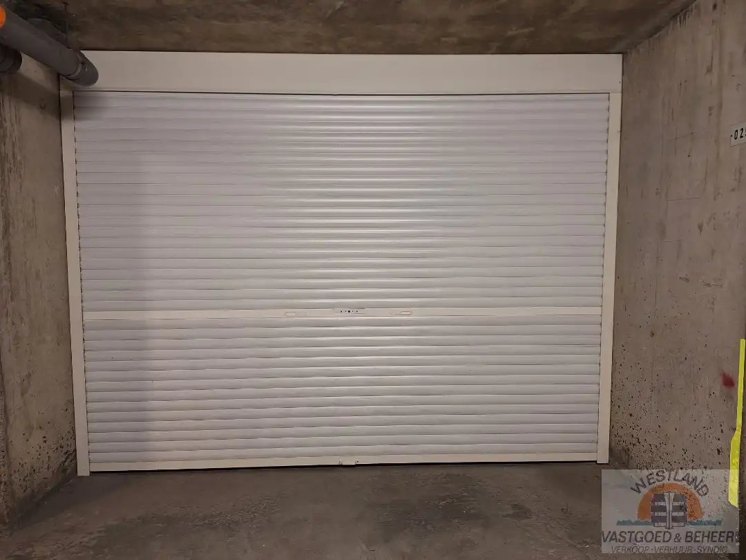 Ruime garage in afgesloten ondergrondse garage foto 3