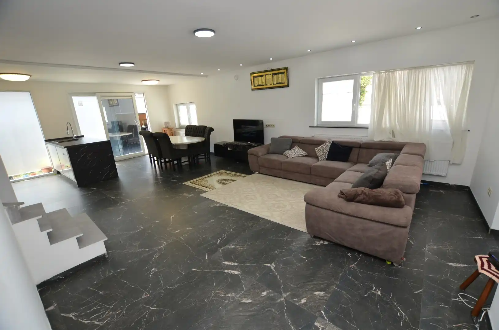 Mooi gelegen gerenoveerde half-open bebouwing (Kangoeroewoning) foto 6