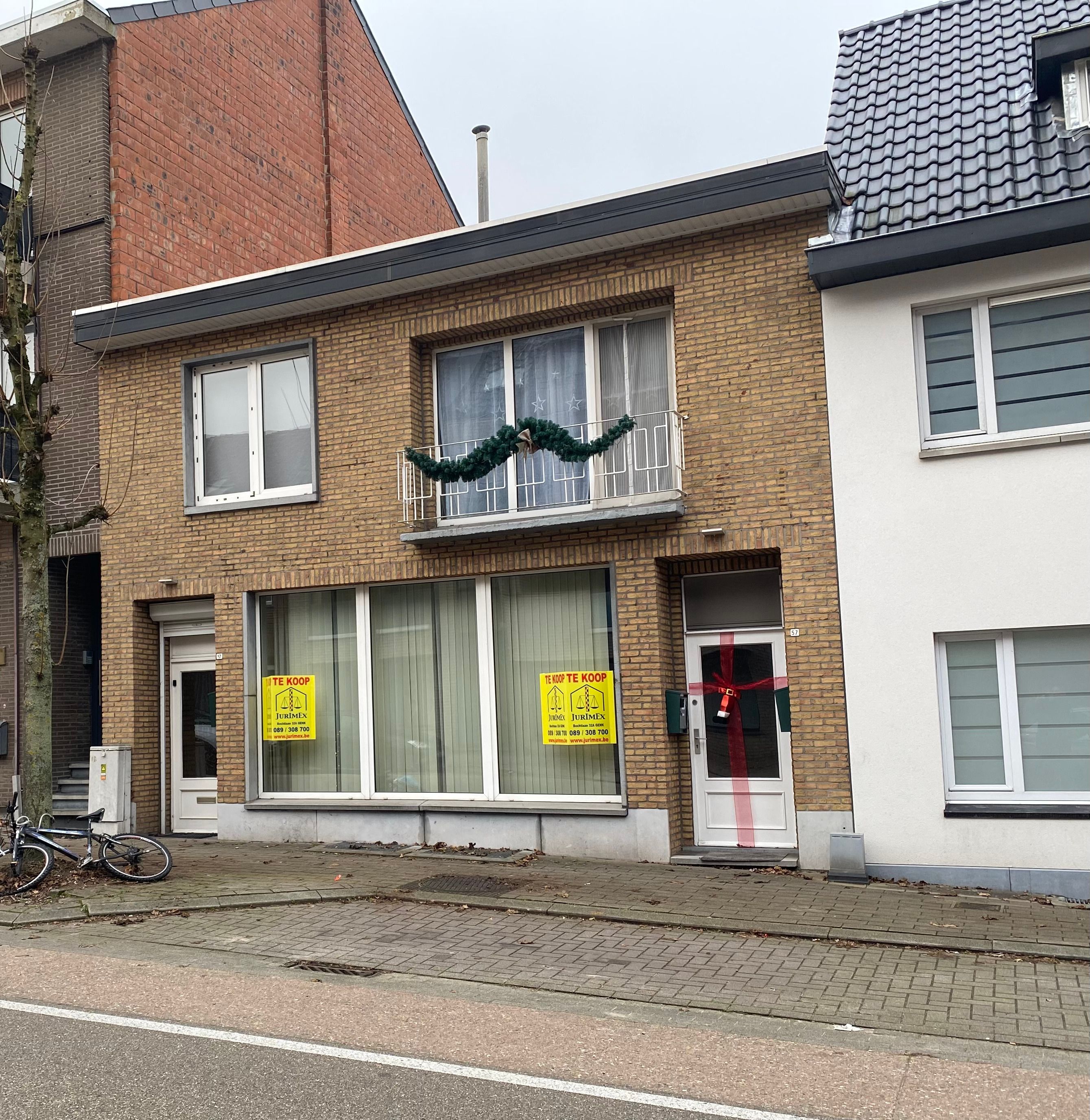 Genk, Nieuwe Kuilenweg 57 - Opbrengsteigendom bestaande uit 2 appartementen, 1 studio, 2 garages, 4 autostaanplaatsen en tuin. foto {{pictureIndex}}